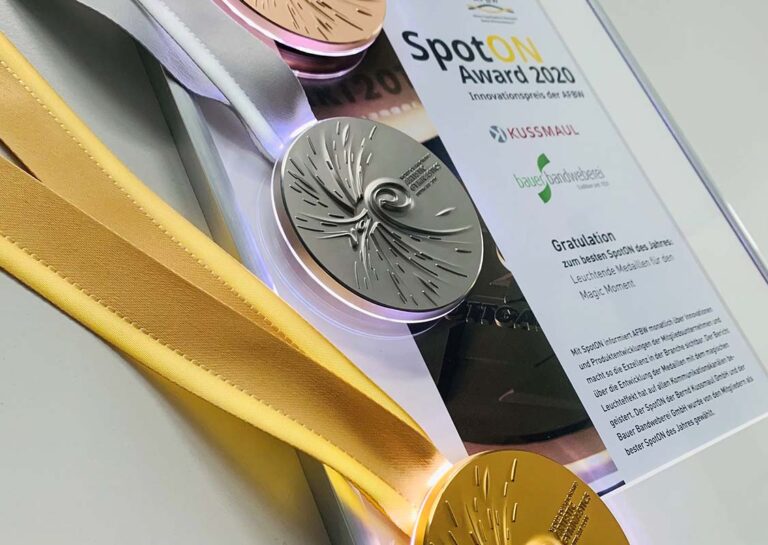 Leuchtende Medaillen von Bernd Kussmaul mit Auszeichnung