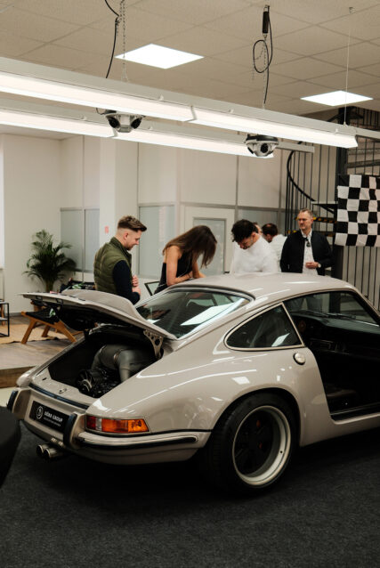 Porsche in Loungebereich