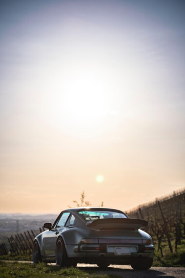 porsche im sonnenuntergang in weinstadt
