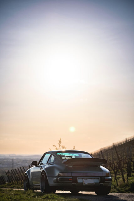 porsche im sonnenuntergang in weinstadt